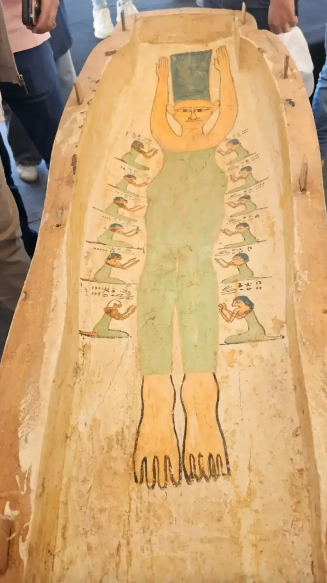 Arqueólogos descobrem caixão de 3.000 anos que parece os Simpsons