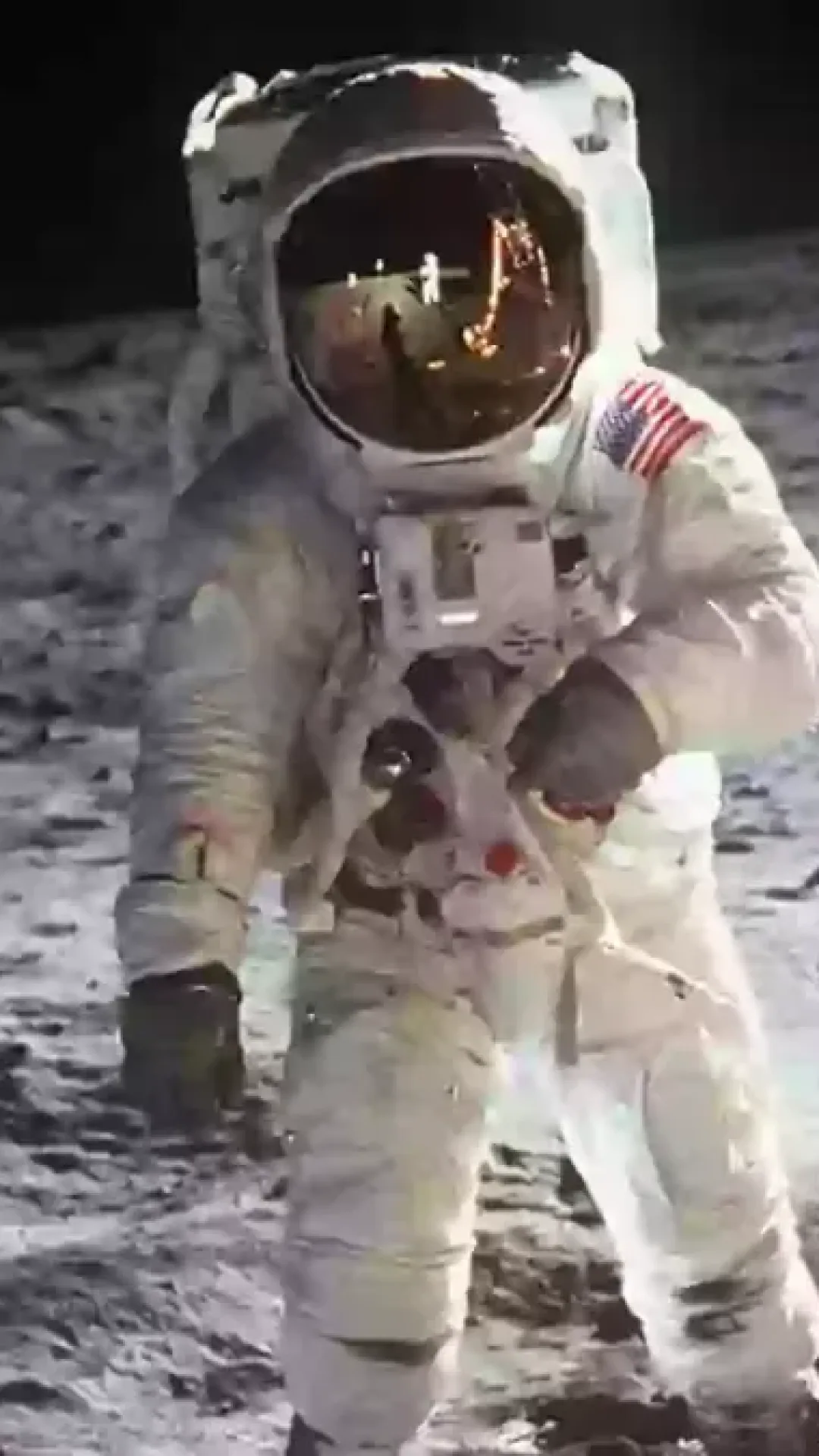 Artista aprimorou reflexo no capacete de Buzz Aldrin em famosa foto da Lua e destacou um detalhe