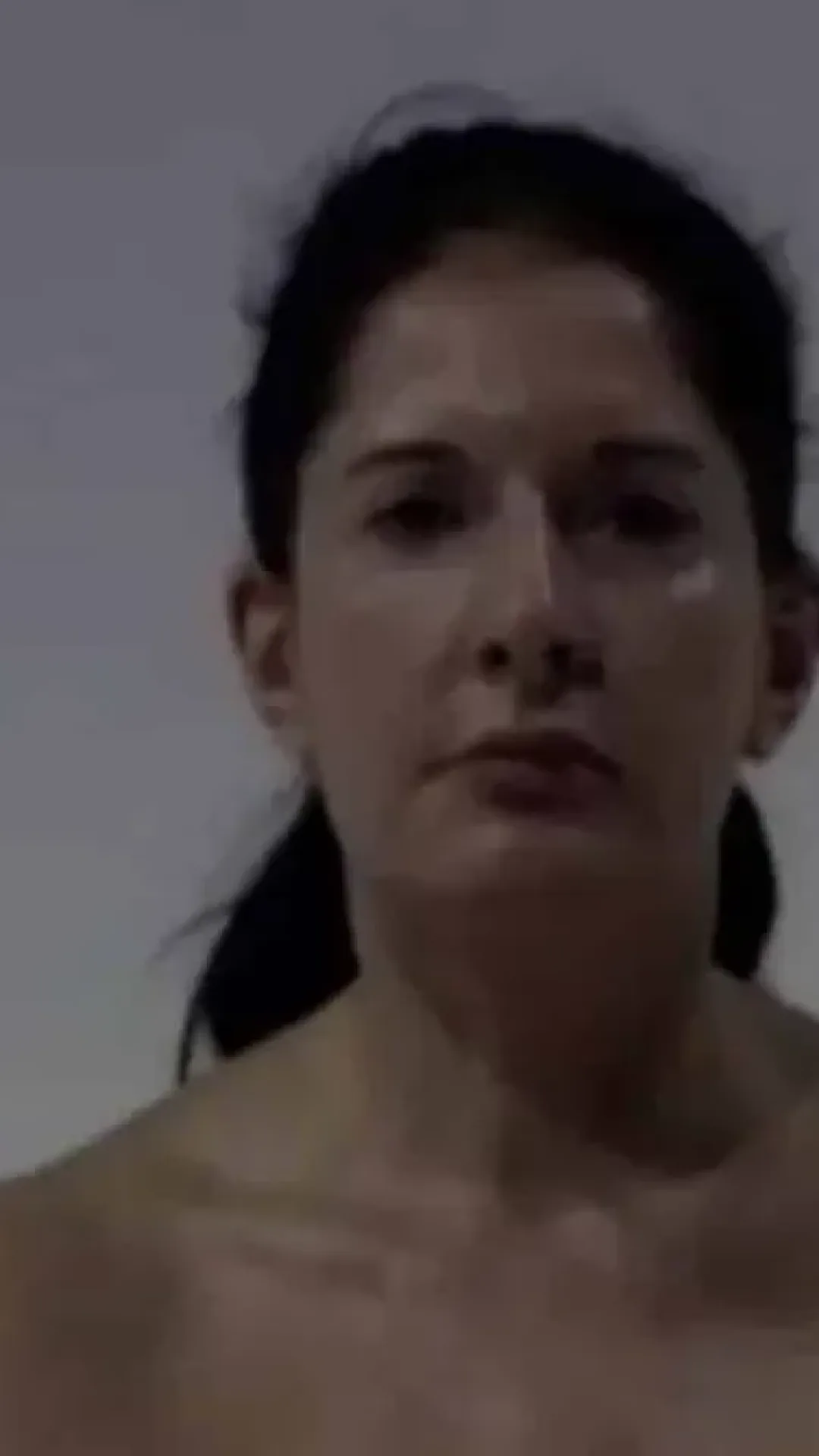 Artista que deixava as pessoas fazerem qualquer coisa com ela compartilhou ‘complicação’ com performance polêmica
