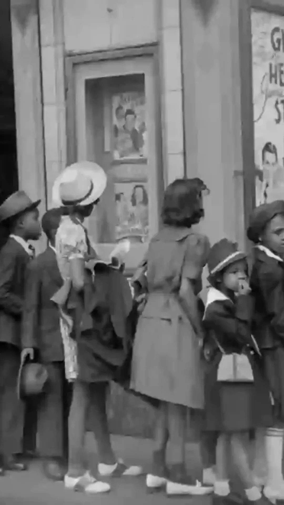 As pessoas estão convencidas de que foto antiga mostrando criança segurando um “iPad” é “prova de viagem no tempo”