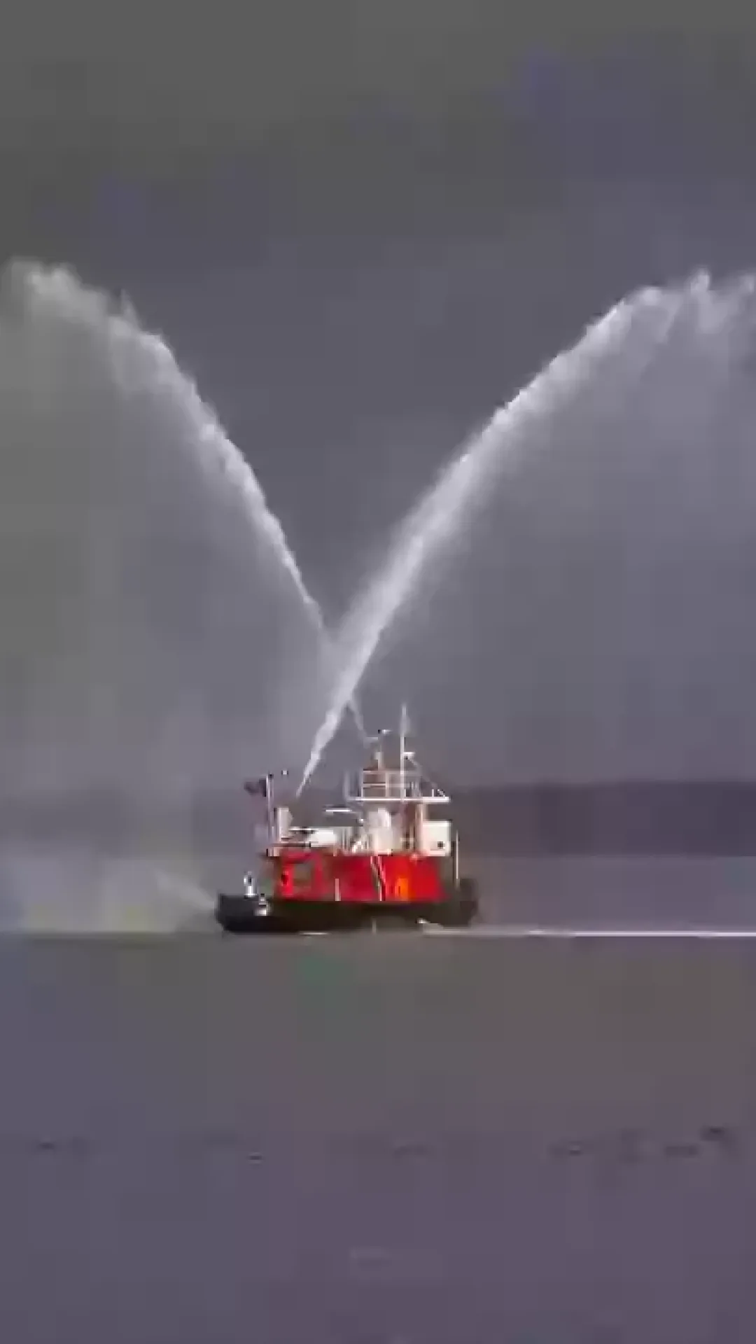 As pessoas estão só agora descobrindo o motivo de os rebocadores jogarem água para o alto ao puxar navios