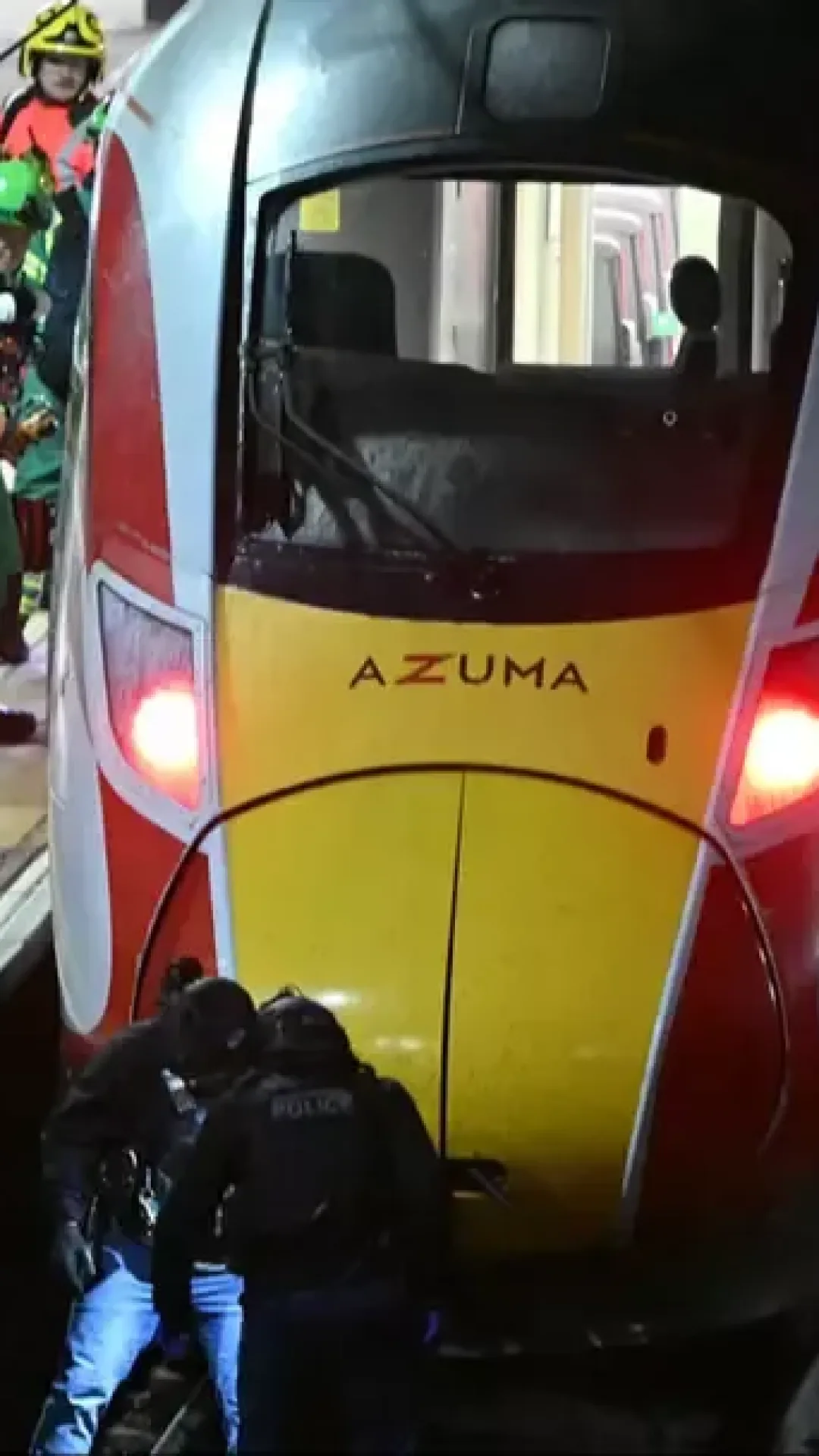 Ataque com faca em trem no Reino Unido deixa 9 pessoas lutando pela vida