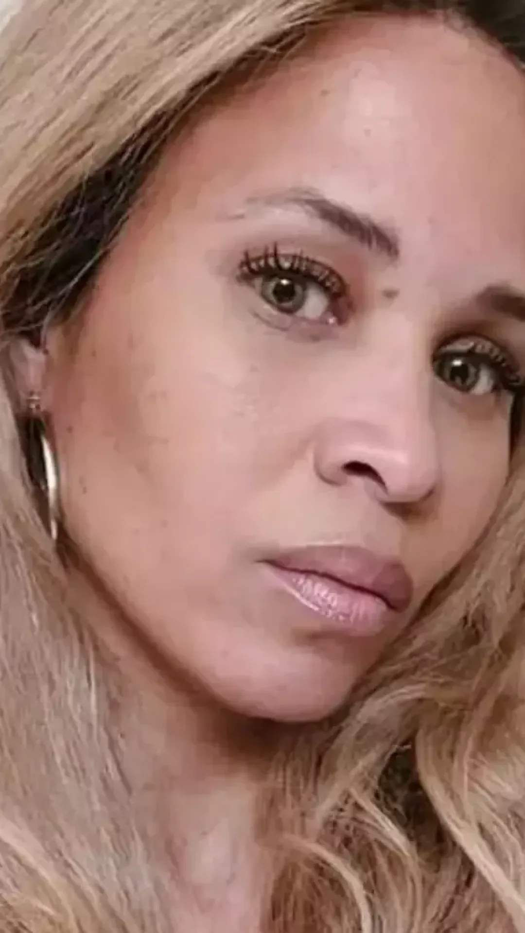 Atriz +18 decapitou o pai das crianças enquanto “tinha um caso” com o próprio enteado, com quem se casou secretamente