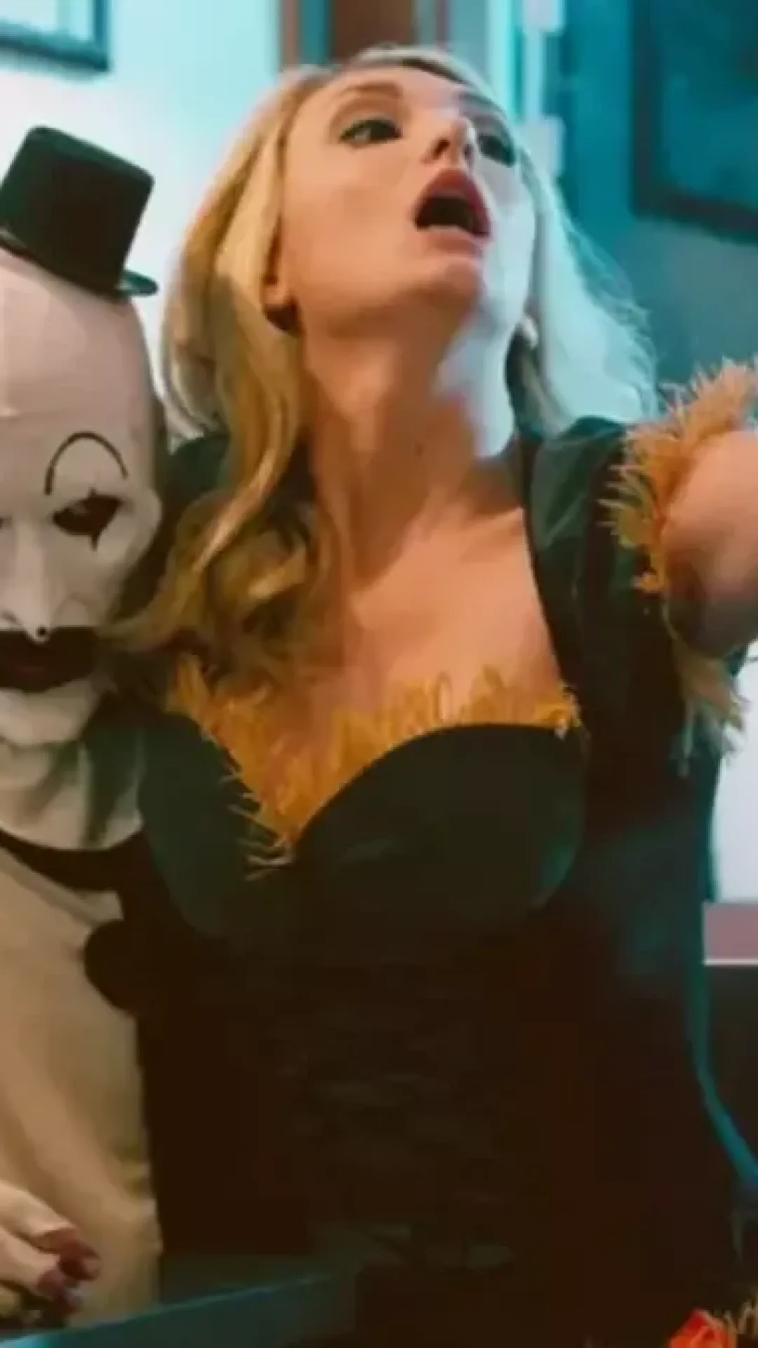 Atriz de franquia que fez pessoas vomitarem nos cinemas processa por cena de nudez