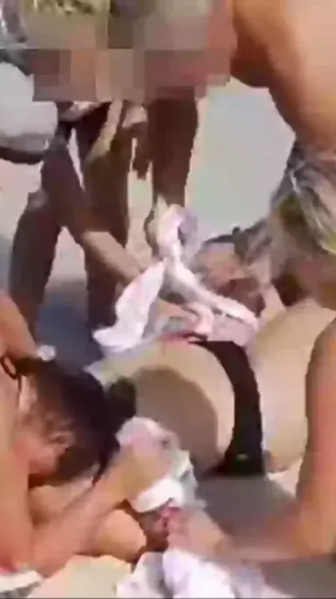 Autoridades emitem alerta após turista perder as duas mãos ao tentar tirar foto de tubarão
