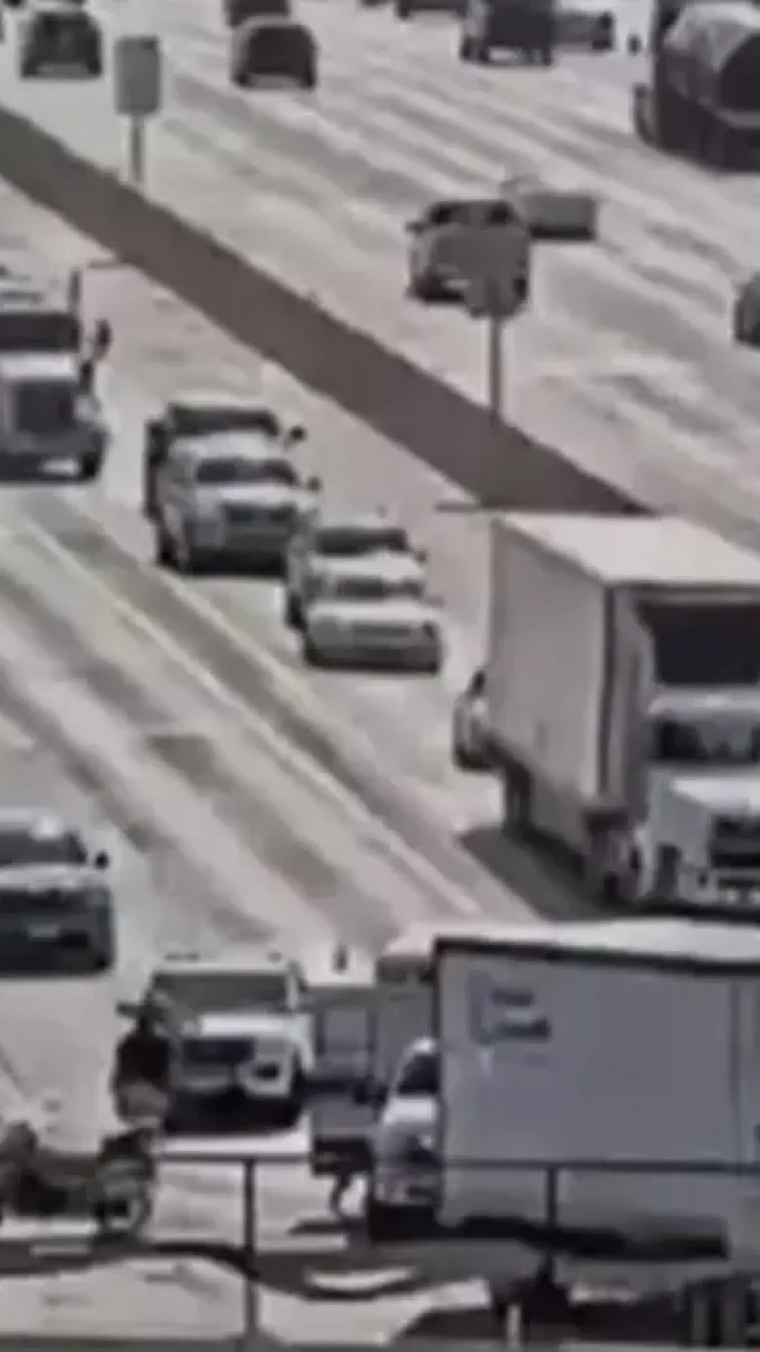 Caminhoneiro é preso após crianças serem encontradas presas em um trailer refrigerado a 1 grau negativo