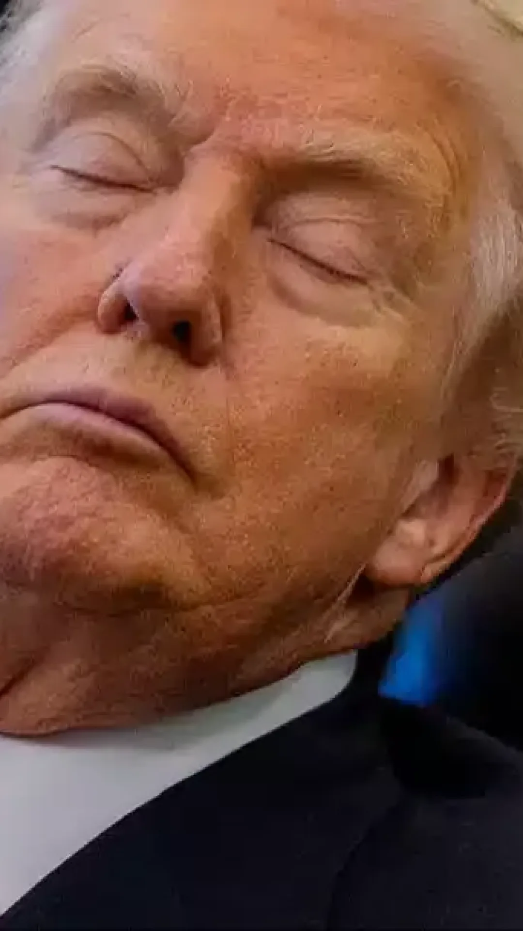 Casa Branca emite resposta dura após Trump ser visto “cochilando” em uma cadeira durante uma reunião