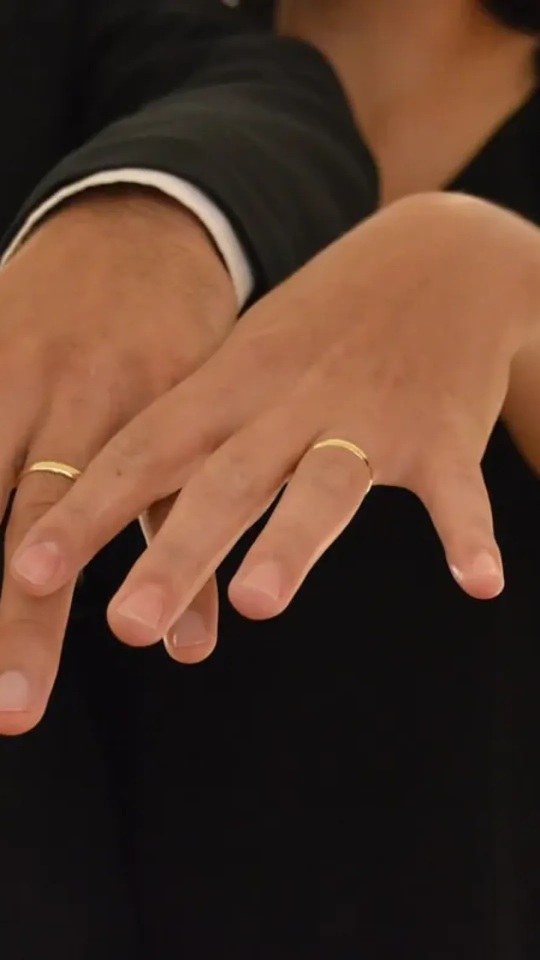 Casal que se divorciou e se casou novamente 12 vezes é investigado por fraude após quantia chocante que receberam ser revelada