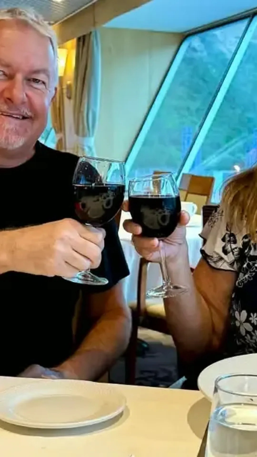 Casal que vive em um navio de cruzeiro em tempo integral compartilha efeitos colaterais inesperados da vida no mar