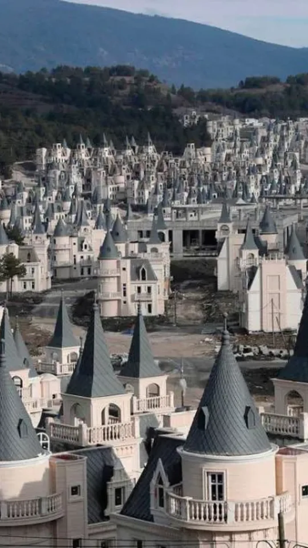 Cidade fantasma assustadora de $200.000.000 tem 732 casas quase idênticas que ninguém pode habitar