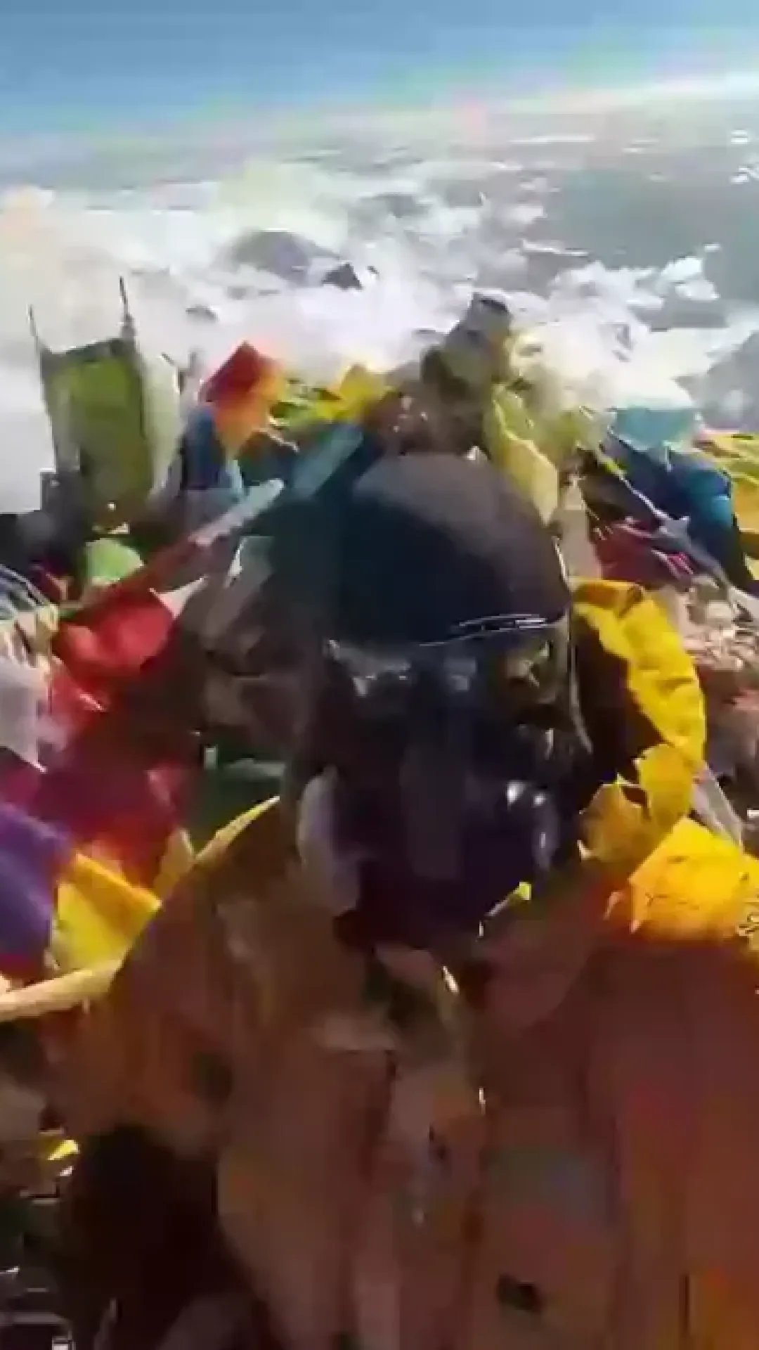 Defensor da Terra Plana tem resposta inesperada após foto do Everest ser usada como prova de que a Terra é redonda