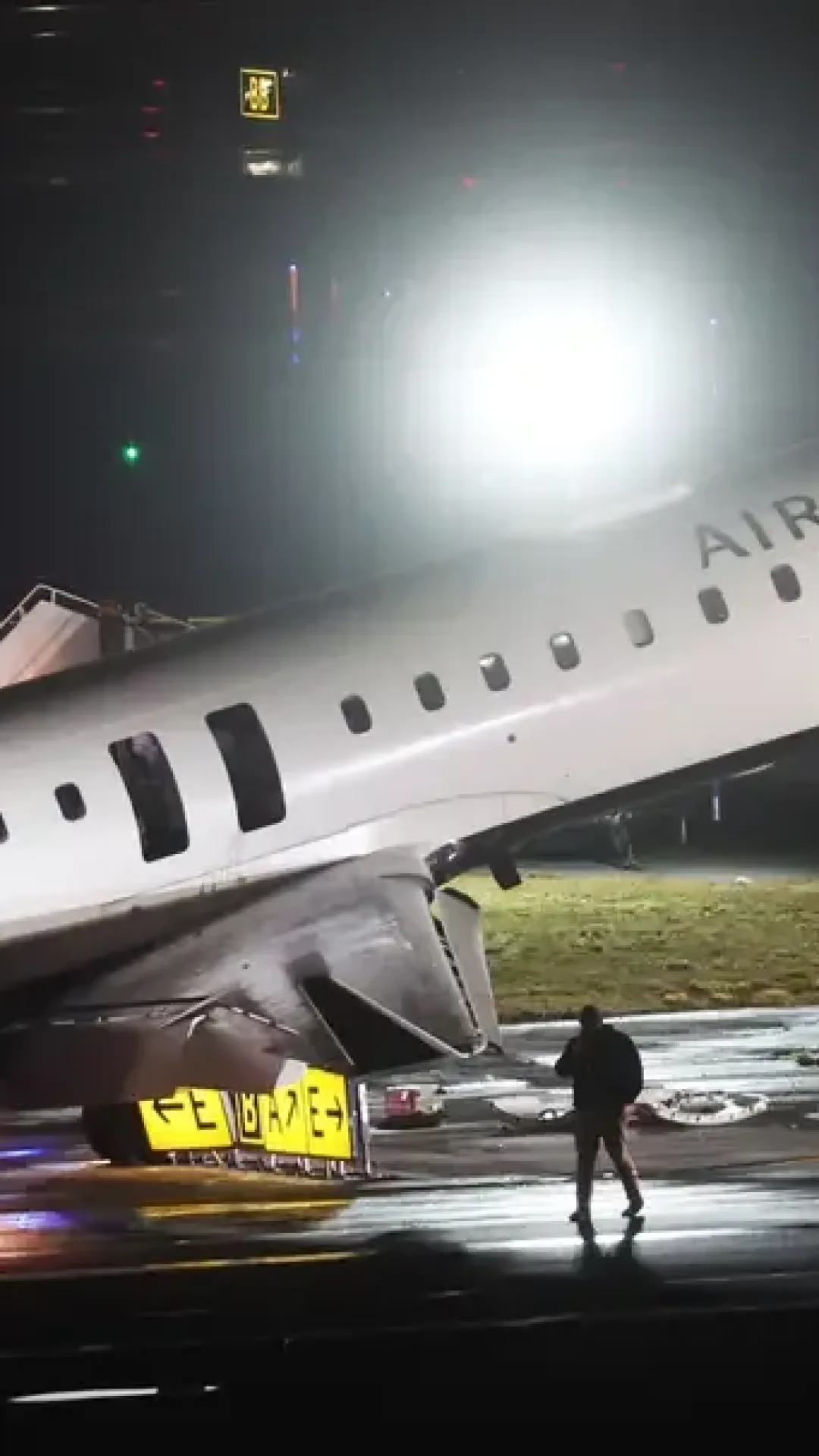 Duas pessoas morrem após avião da Air Canada colidir com um caminhão de bombeiros em aeroporto de Nova York