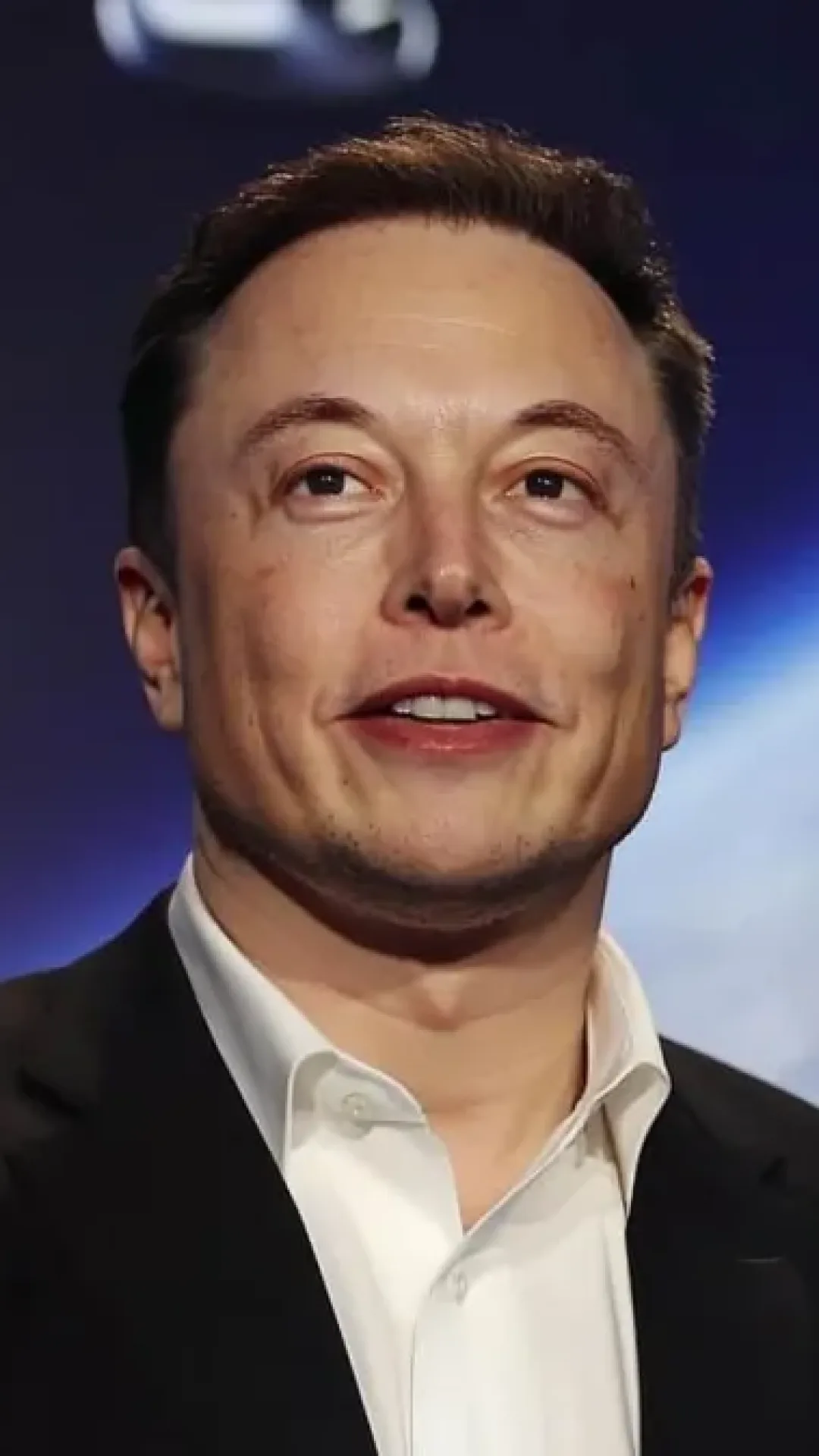 Elon Musk “afirma” ser um “alienígena viajante do tempo de 3.000 anos” que potencialmente assume identidades.