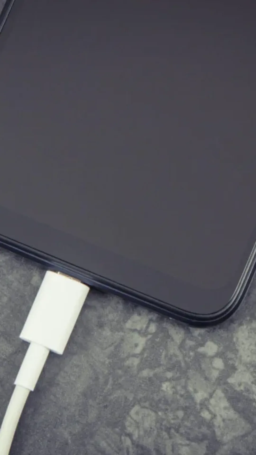 Especialista emite alerta para pessoas que deixam o celular carregando durante a noite