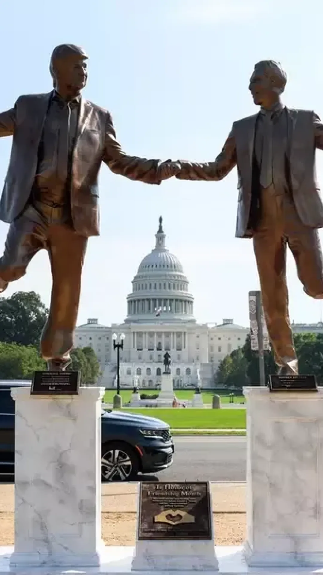 Estátua de Donald Trump e Jeffrey Epstein de mãos dadas aparece misteriosamente em marco da capital dos EUA