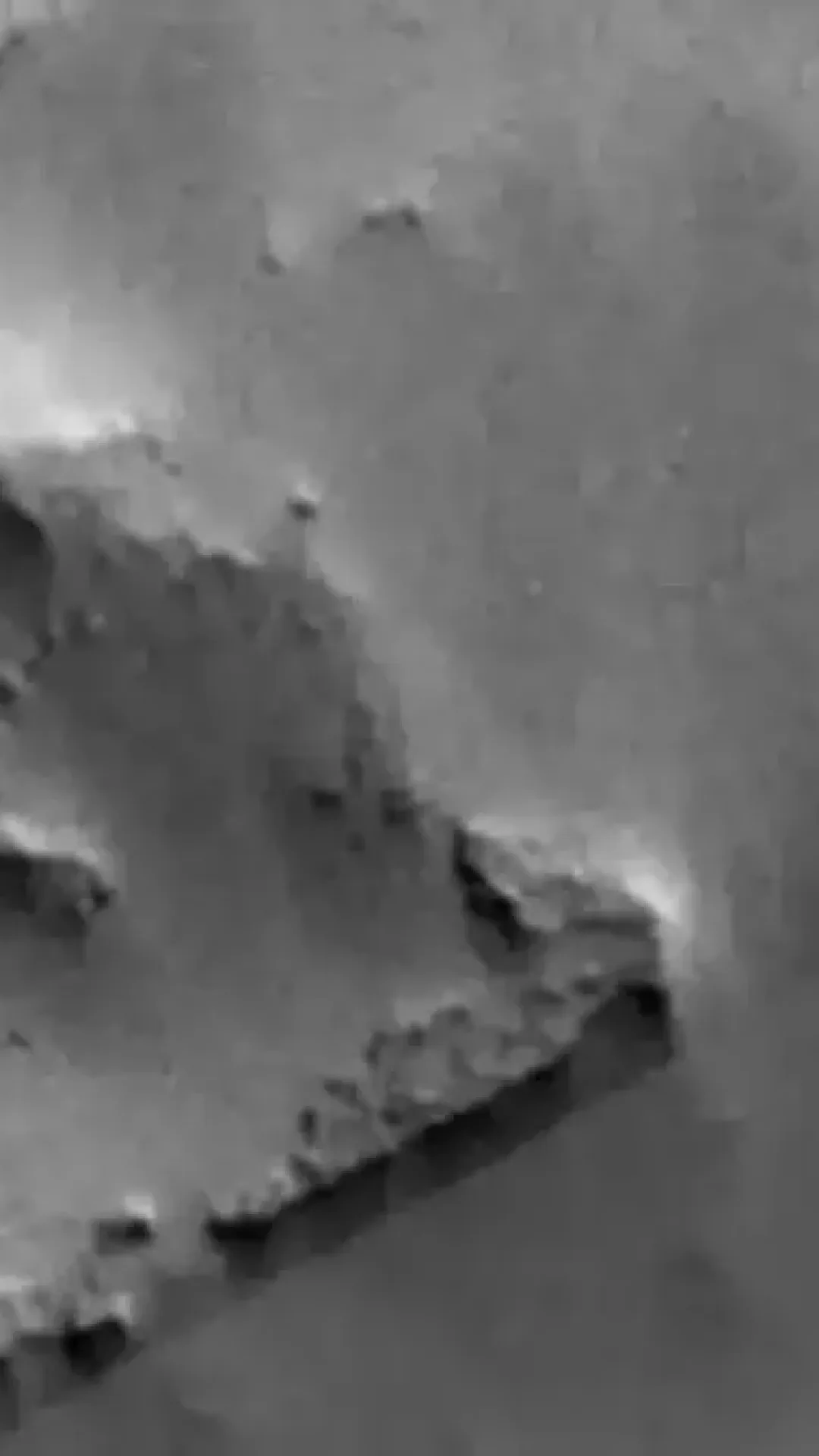 Estrutura quadrada misteriosa avistada em Marte é chamada de ‘incrível’ e deixa fãs do espaço completamente perplexos