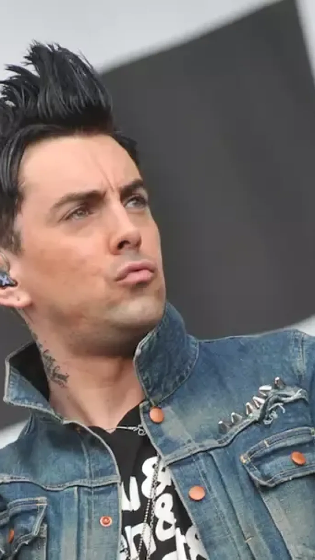 Ex-vocalista da banda Lostprophets, Ian Watkins, morreu após ser atacado na prisão