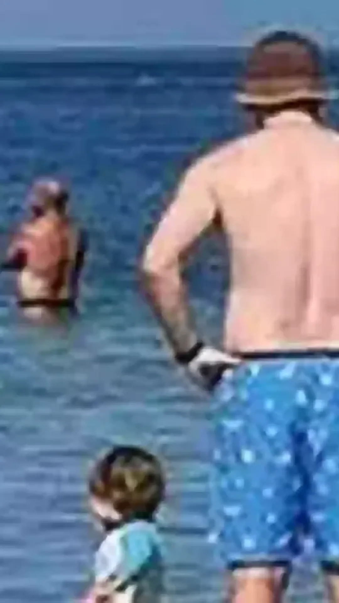 Família fica chocada ao perceber detalhe assustador no fundo de foto na praia