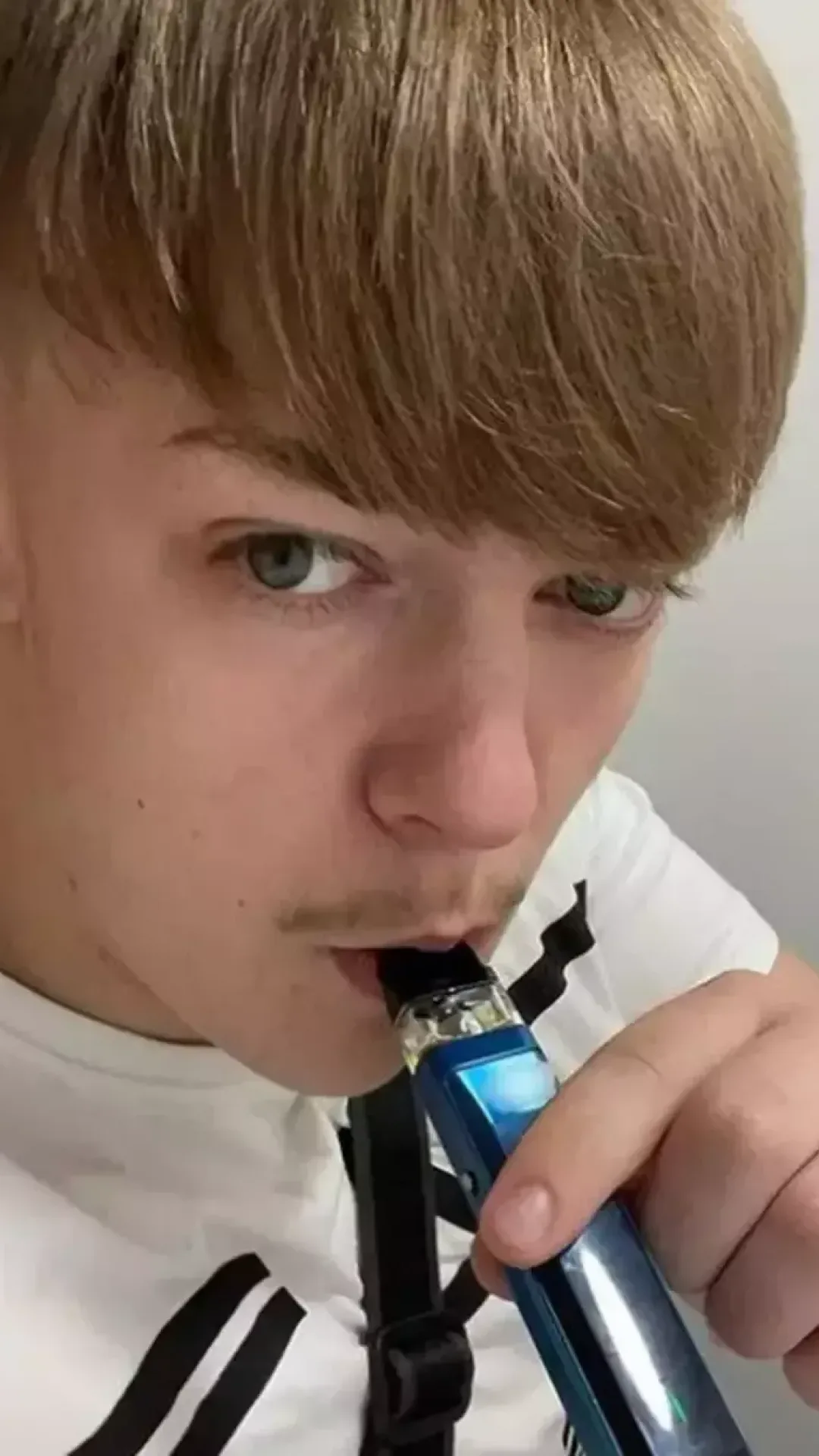 Famílias recebem alerta grave depois que um adolescente cuspiu “litros” de sangue ao usar vape