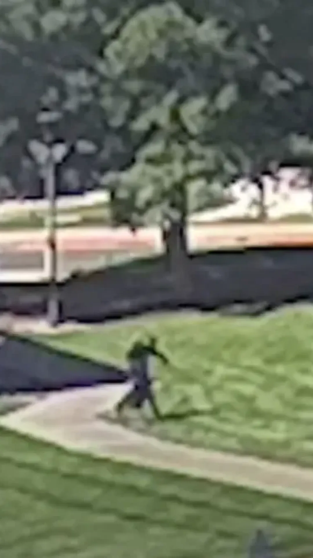 FBI divulga novas imagens arrepiantes do atirador de Charlie Kirk fugindo junto com outras fotos