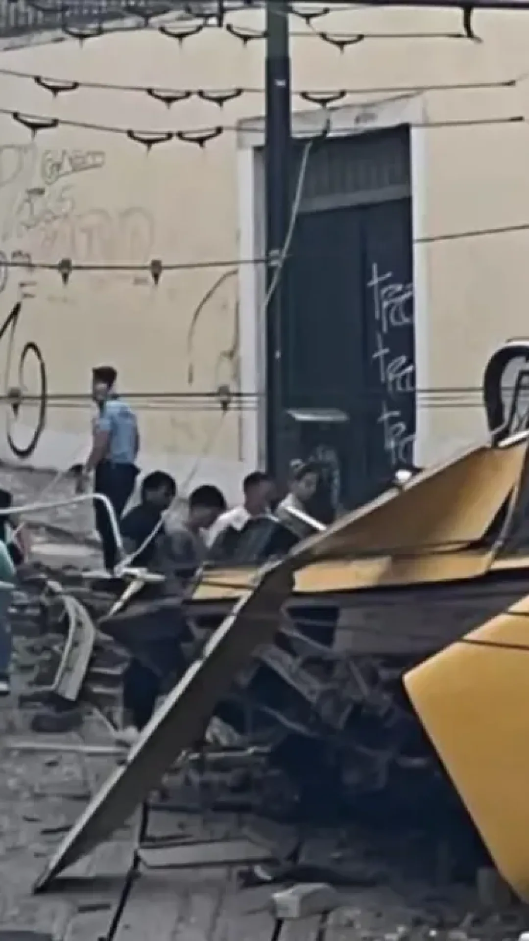 Filmagem aterrorizante mostra pessoas gritando “tem crianças lá embaixo” após acidente de bonde em Lisboa que deixou 15 mortos e 23 feridos