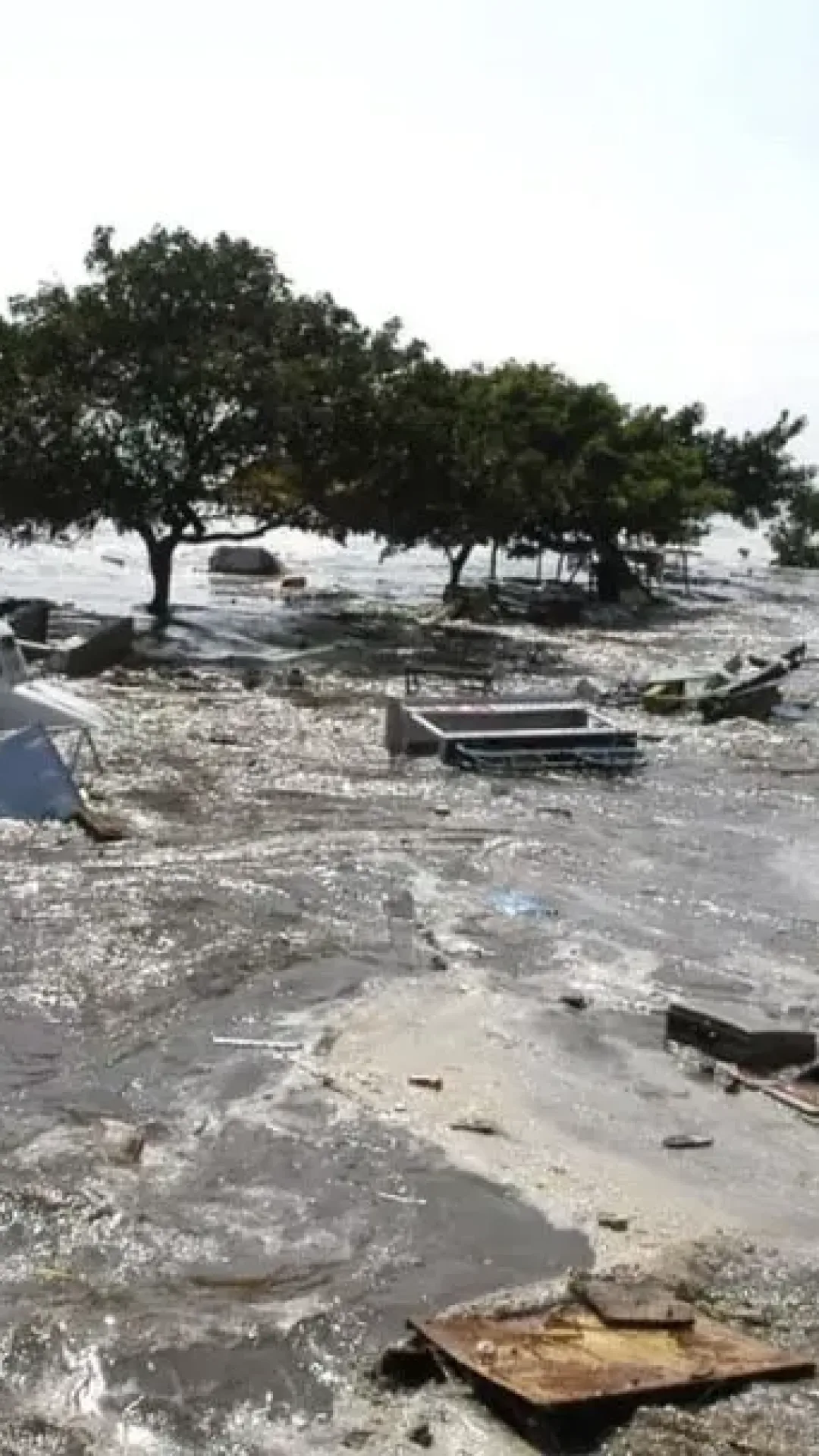 ‘Filmagem inédita’ do tsunami mortal que matou 220.000 pessoas mostram o momento do impacto antes da imensa devastação