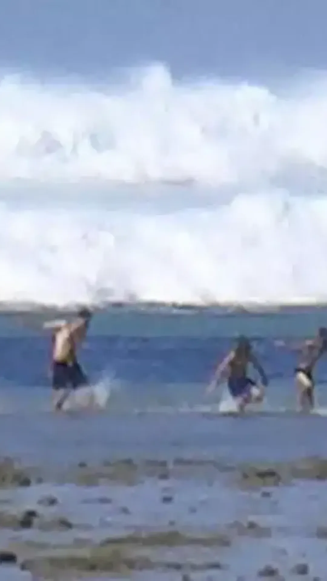 Foto assustadora mostra turistas apanhados pela primeira onda de tsunami que ceifou mais de 220 mil vidas