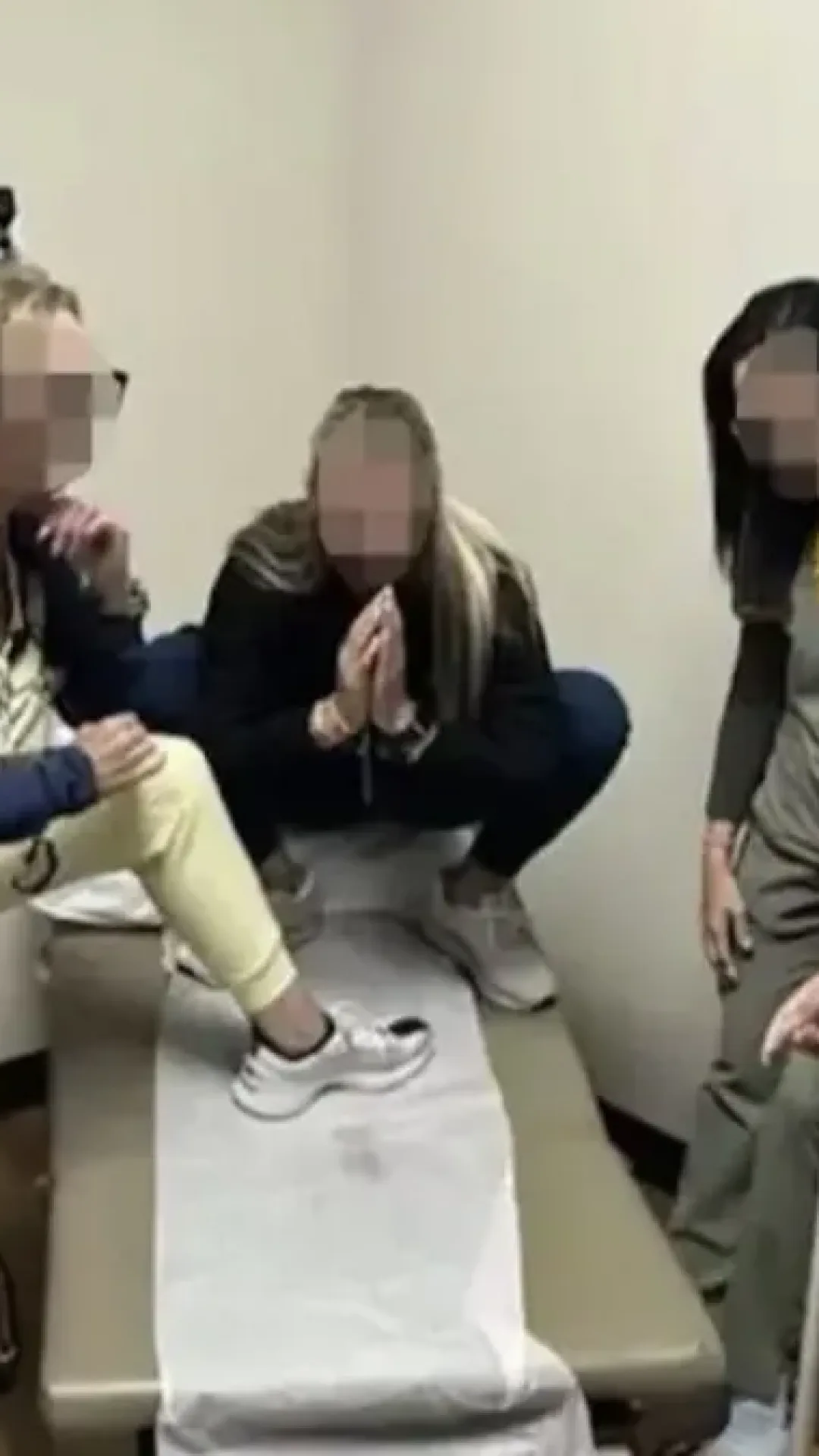 Funcionários de clínica de saúde são demitidos após vídeos virais no TikTok mostrarem eles zombando de pacientes e causarem indignação