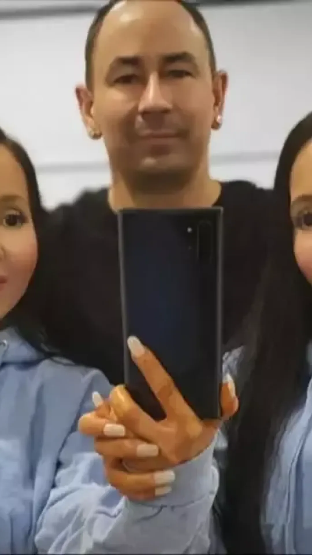 Gêmeas idênticas noivas do mesmo homem respondem à única coisa que todo mundo sempre quer saber