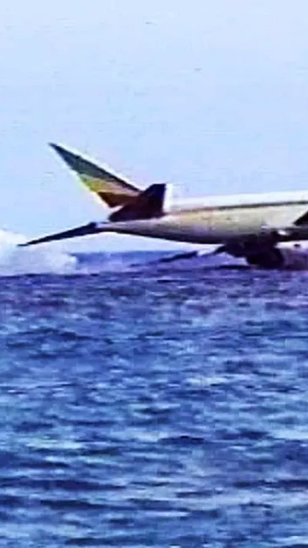 Gravação da caixa-preta capturou a mensagem angustiante do piloto antes de avião cair matando 125 pessoas.