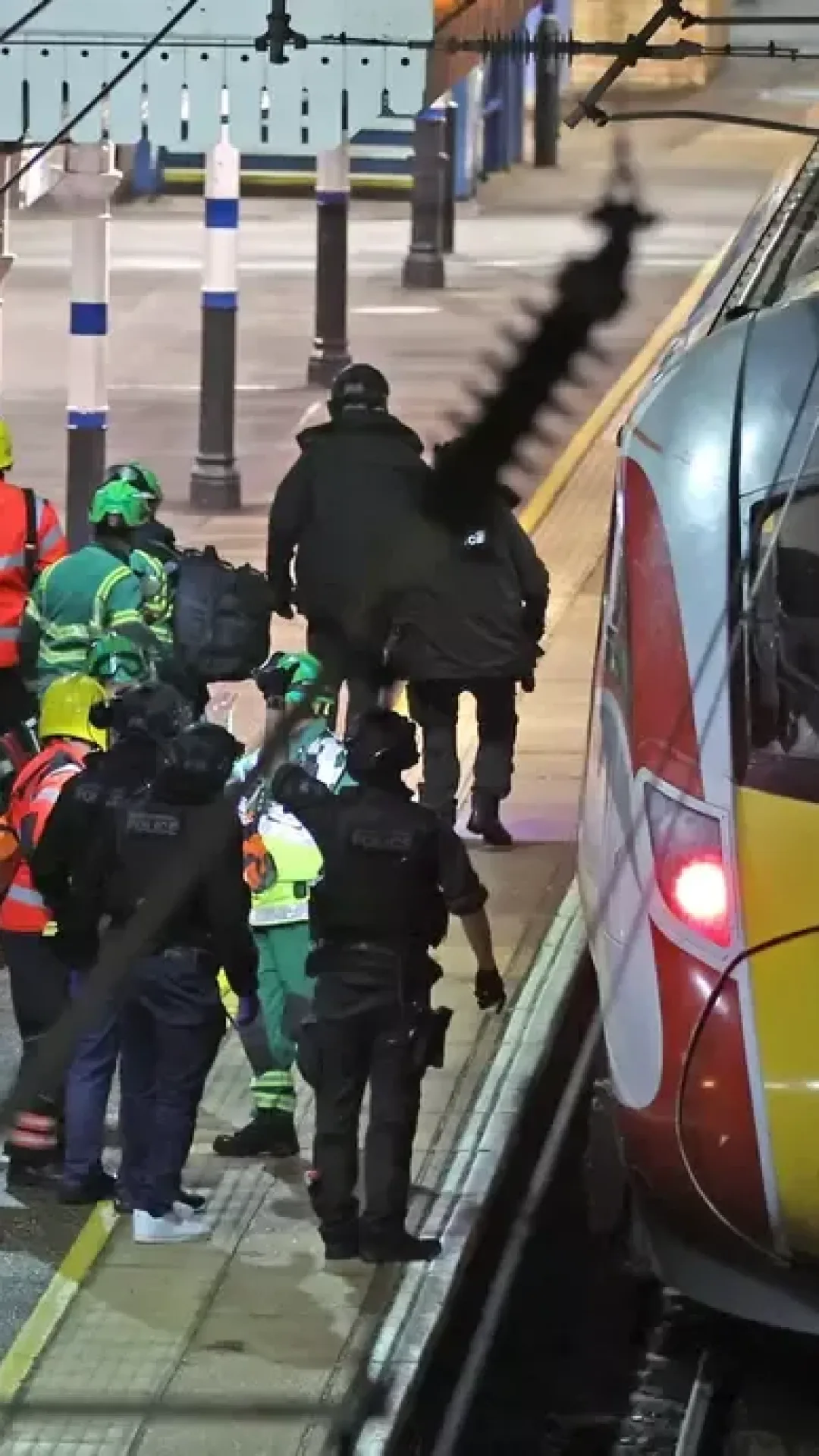Herói é elogiado por proteger uma criança enquanto homem esfaqueava 9 pessoas em trem