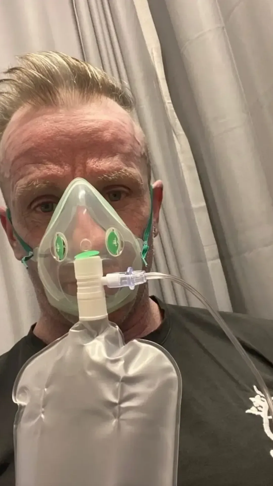 Homem acordou azul e foi levado às pressas ao hospital antes de os médicos “rirem” dele