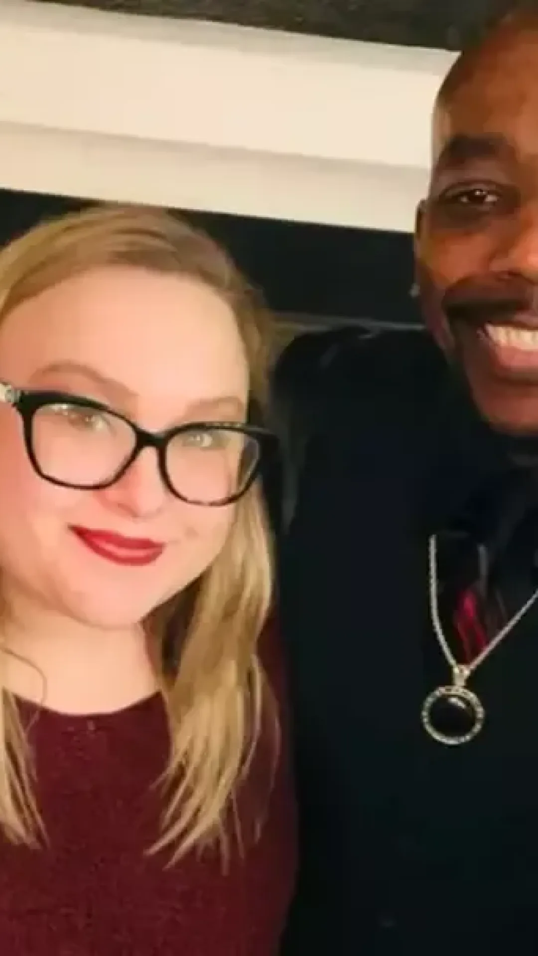 Homem com três esposas explica o que acontece na “sala boom boom”