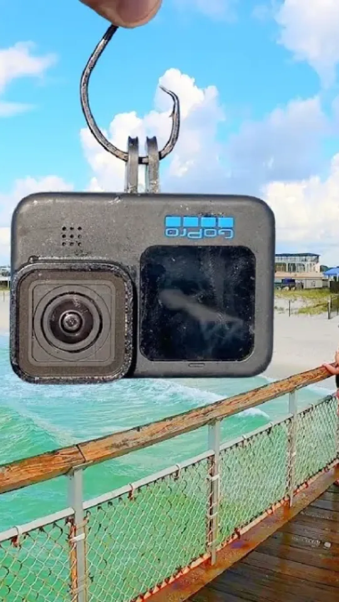 Homem deixa GoPro cair do ‘píer mais perigoso do mundo’ e descobre realidade assustadora do que está por baixo