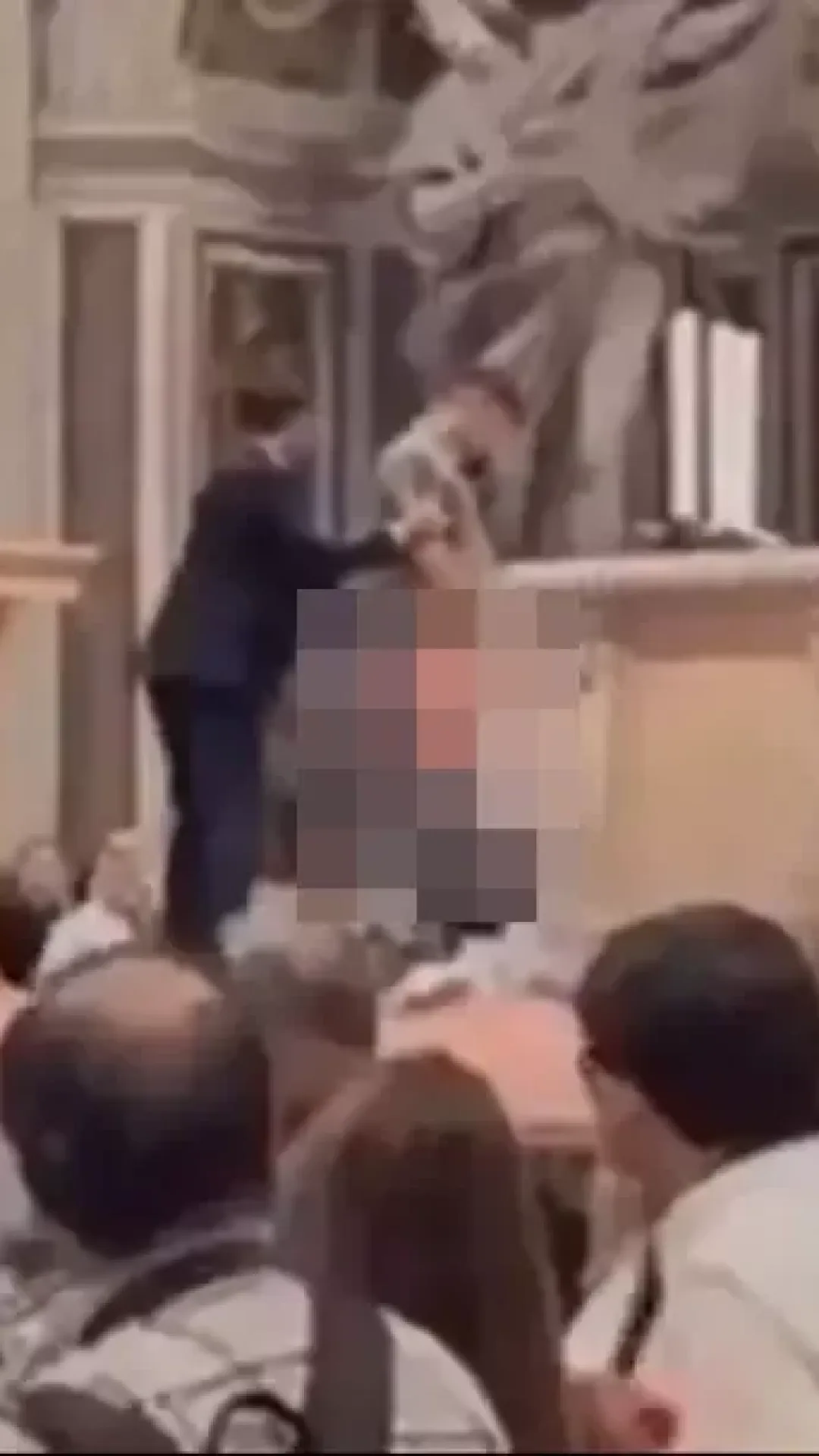 Homem é flagrado urinando em altar sagrado do Vaticano diante de centenas de pessoas horrorizadas durante missa solene