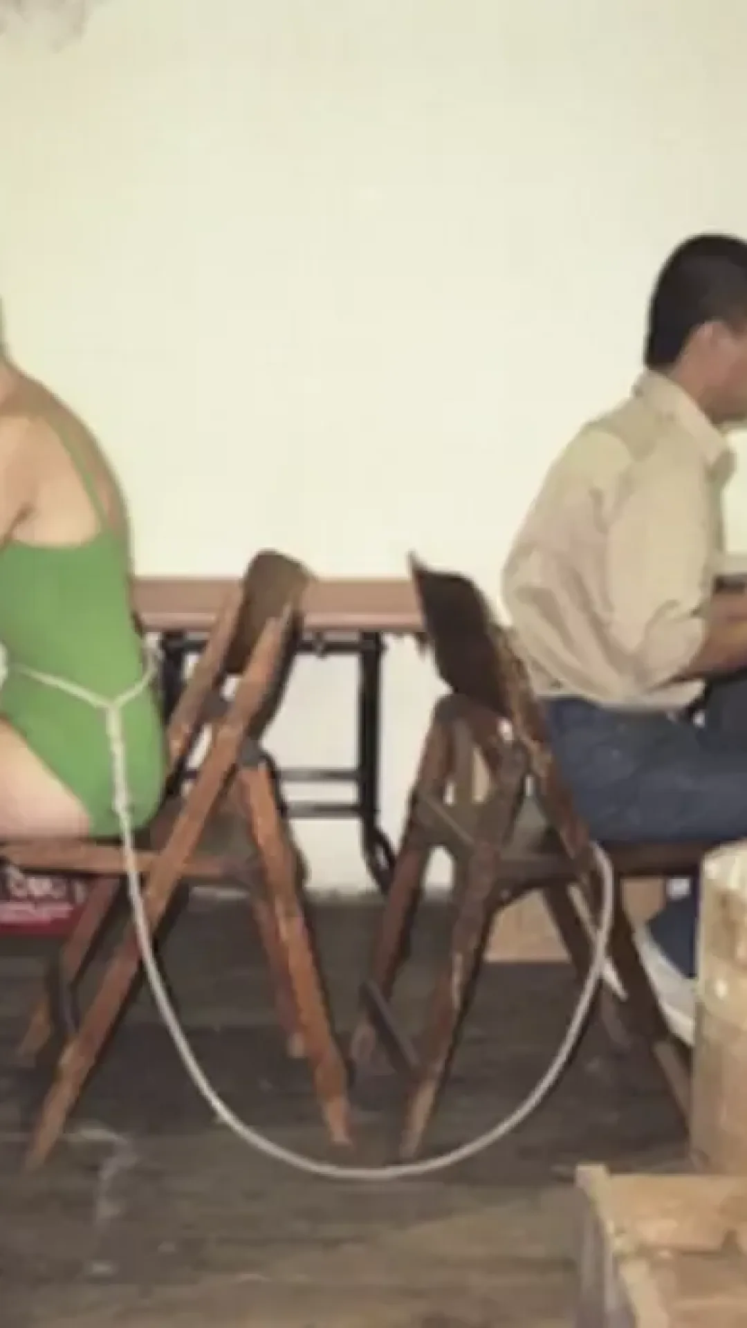Homem e mulher se amarraram um ao outro durante um ano inteiro, sem possibilidade de escapar, para ver o que aconteceria