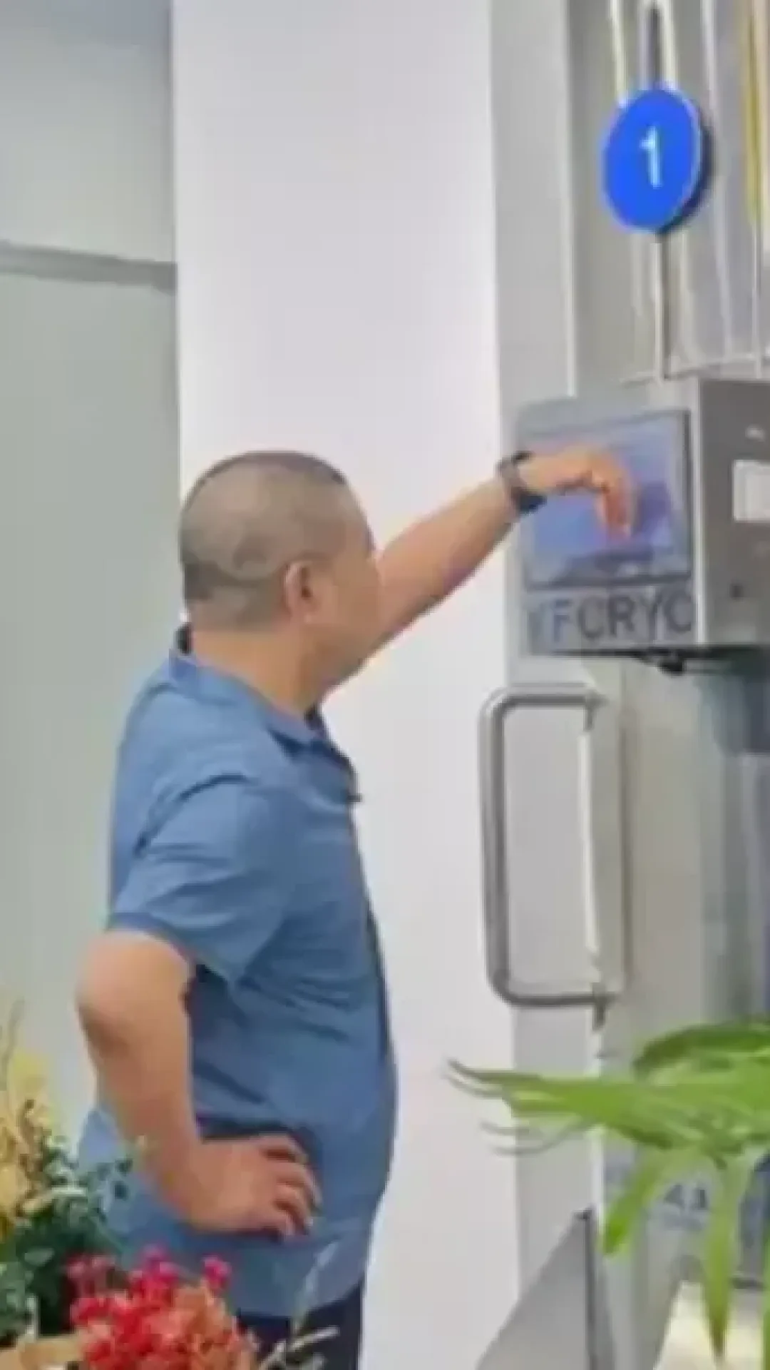 Homem enfrenta forte repercussão após congelar criogenicamente o corpo da esposa e anos depois encontrar um novo amor