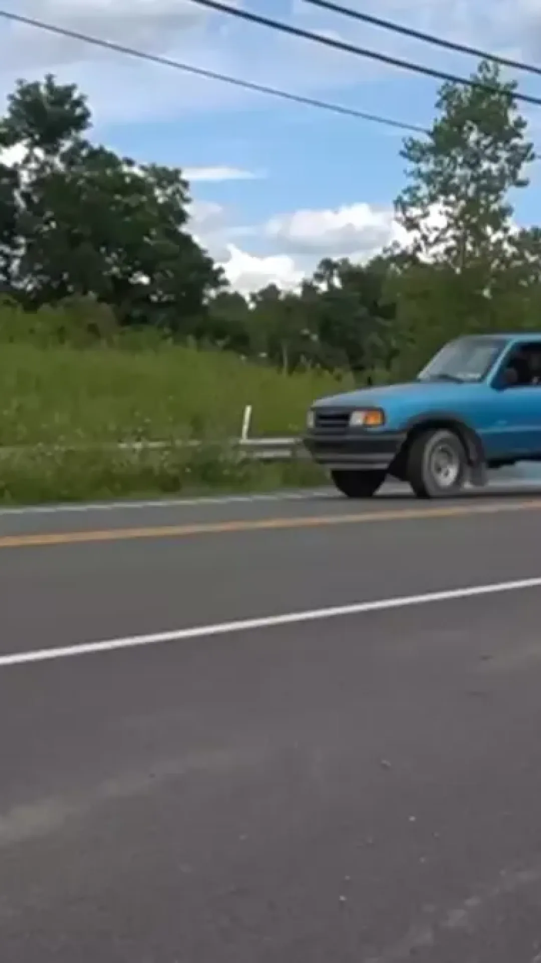 Homem engata a marcha à ré enquanto dirige a 80 km/h para ver o que realmente acontece