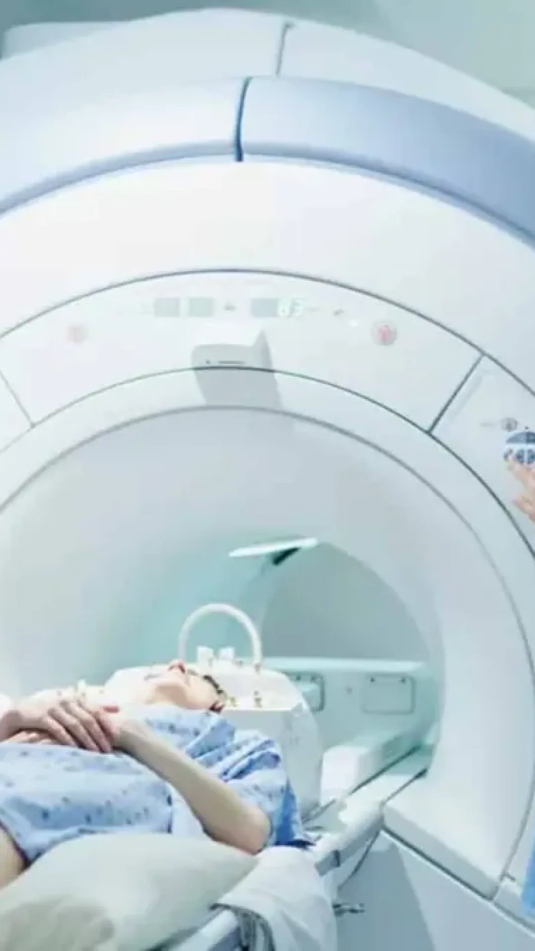 Homem fica em estado crítico após ser sugado por aparelho de ressonância magnética enquanto usava colar de metal