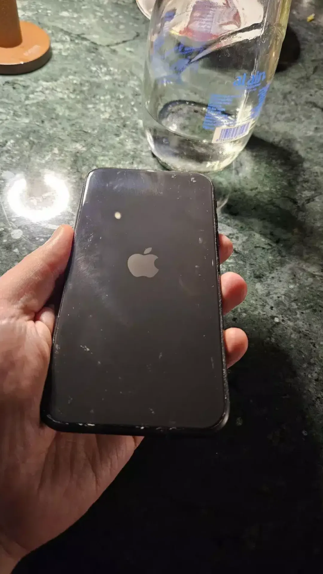 Homem ganha novo iPhone sem câmera na parte traseira e há uma razão interessante por trás disso
