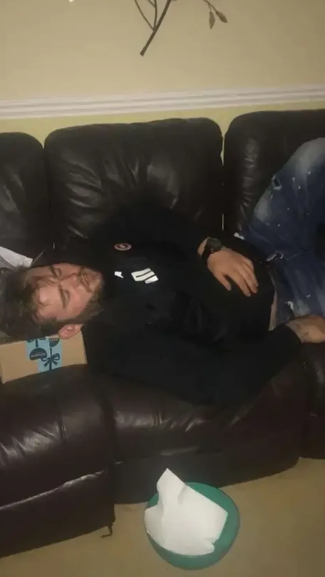 Homem que bebia seis garrafas de vinho por dia relata o impacto horrível que isso teve na saúde dele