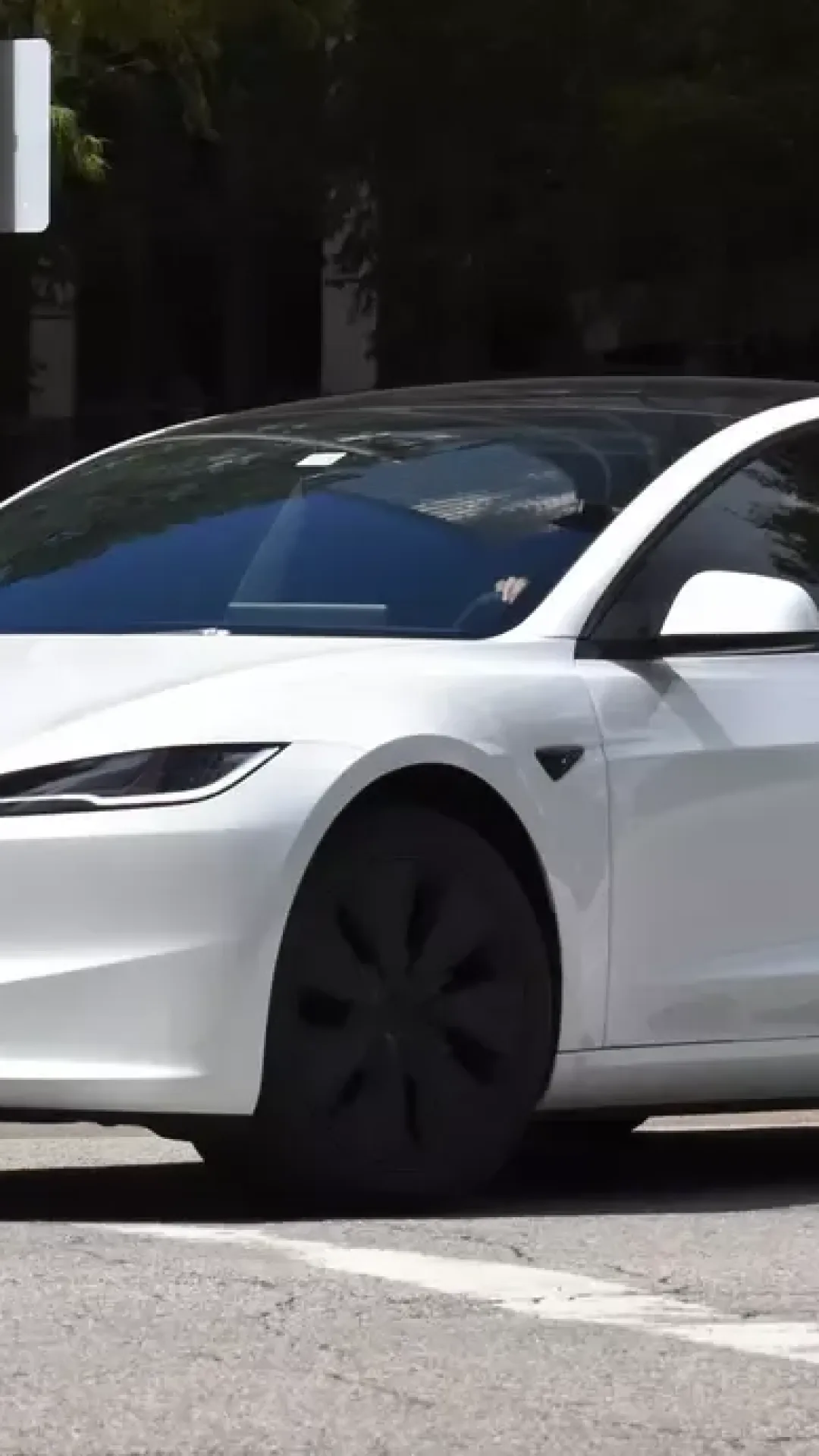 Homem que dirige um Tesla há um ano compara o custo de carregamento com o da gasolina e revela uma diferença chocante