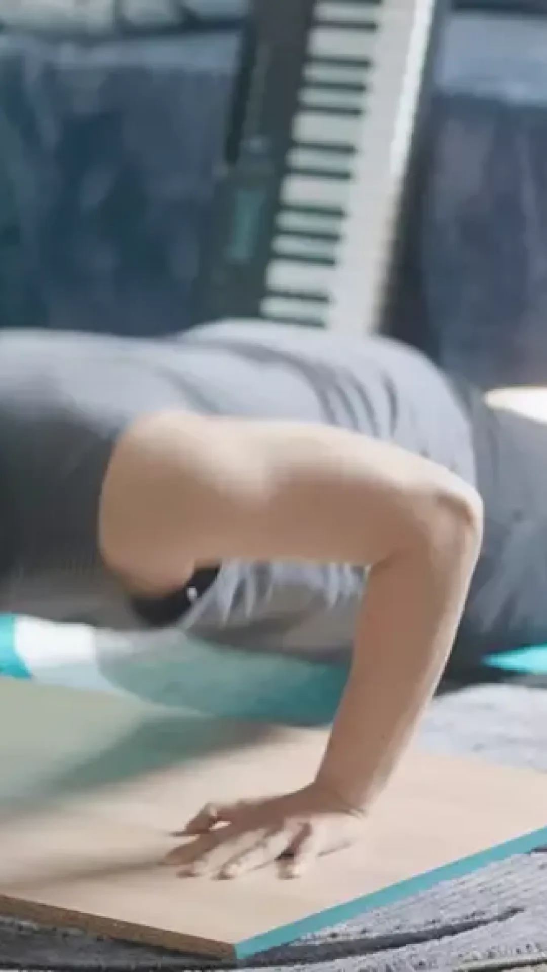 Homem que fez 50 barras e 100 flexões todos os dias por 30 dias revela como isso mudou o corpo dele