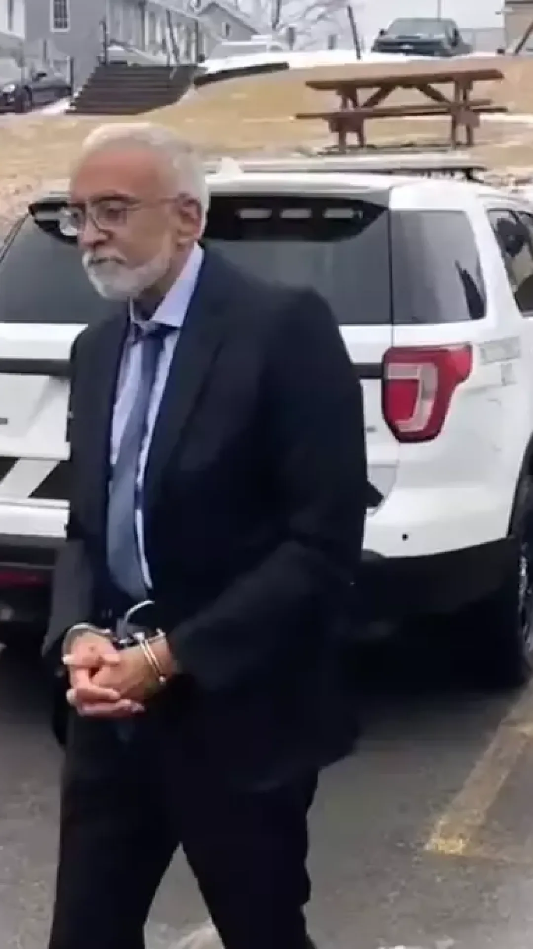 Homem que foi preso injustamente por 43 anos é detido pela polícia de imigração dos EUA imediatamente após ser libertado