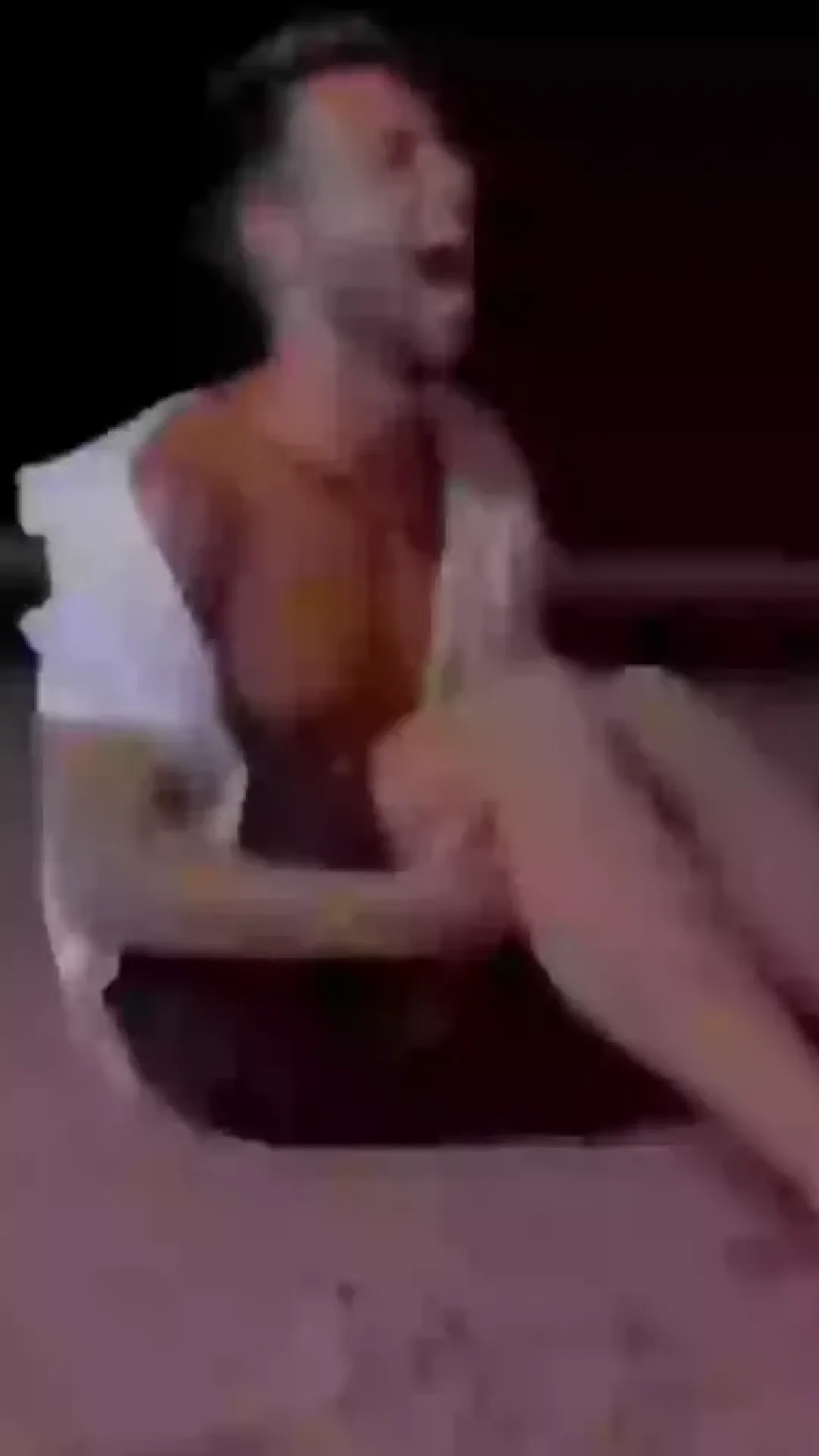 Homem reage à “maior cena da TV da história”, onde teve que ver outro cara na cama com sua namorada