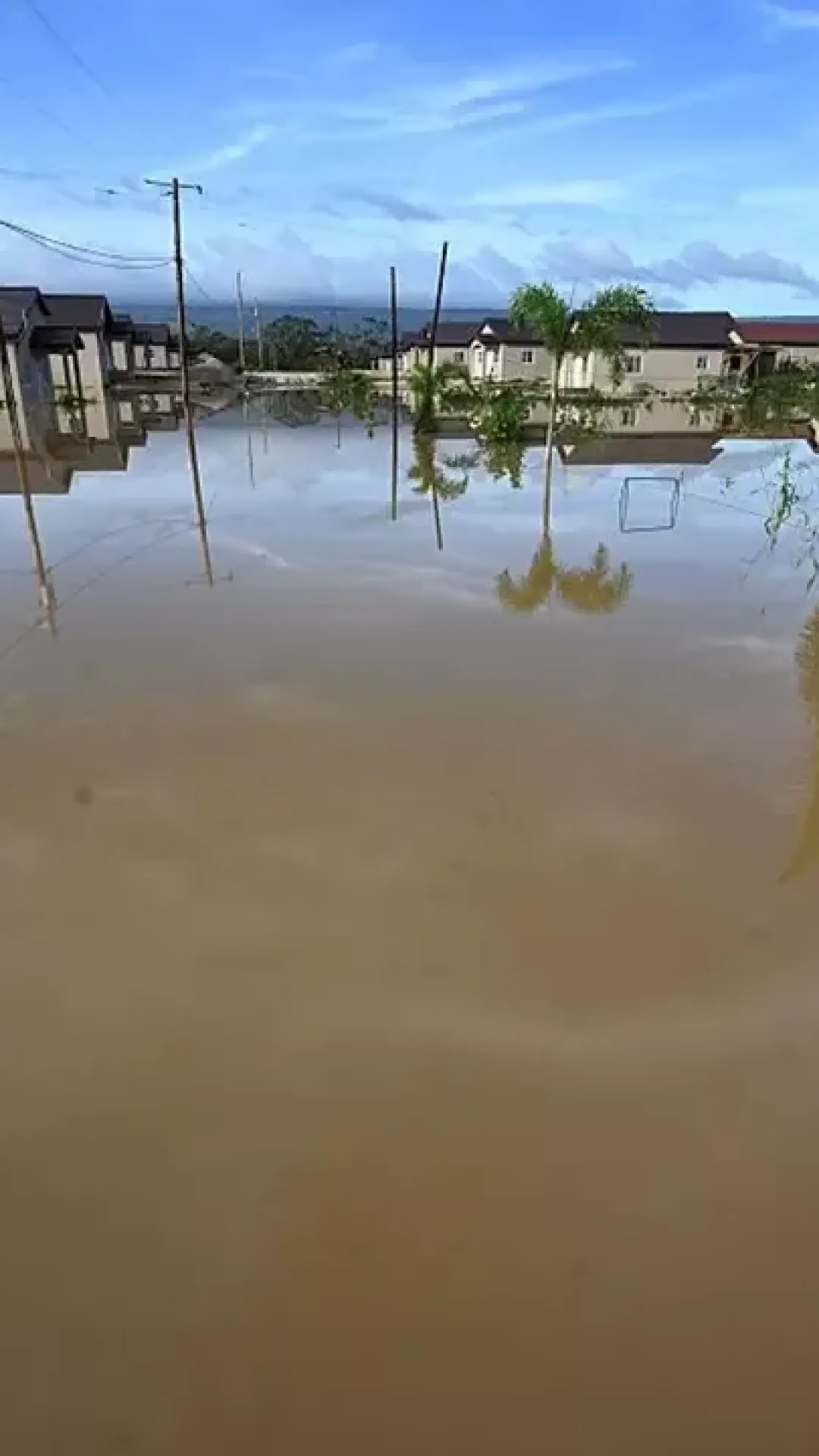 Imagens angustiantes mostram as consequências do furacão Melissa enquanto a Jamaica é declarada zona de desastre