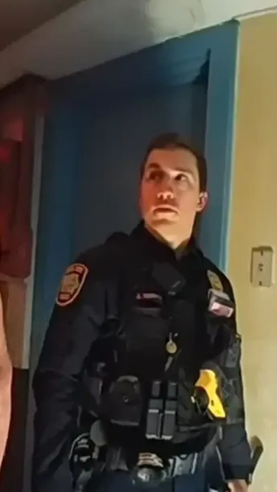 Imagens bizarras mostram a polícia encontrando 56 jovens vendados no porão de uma fraternidade