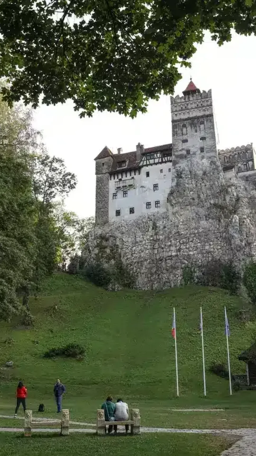 Jovem de 18 anos continua desaparecido 9 dias depois de fazer sozinho um trilha em montanha perto do “castelo do Drácula”