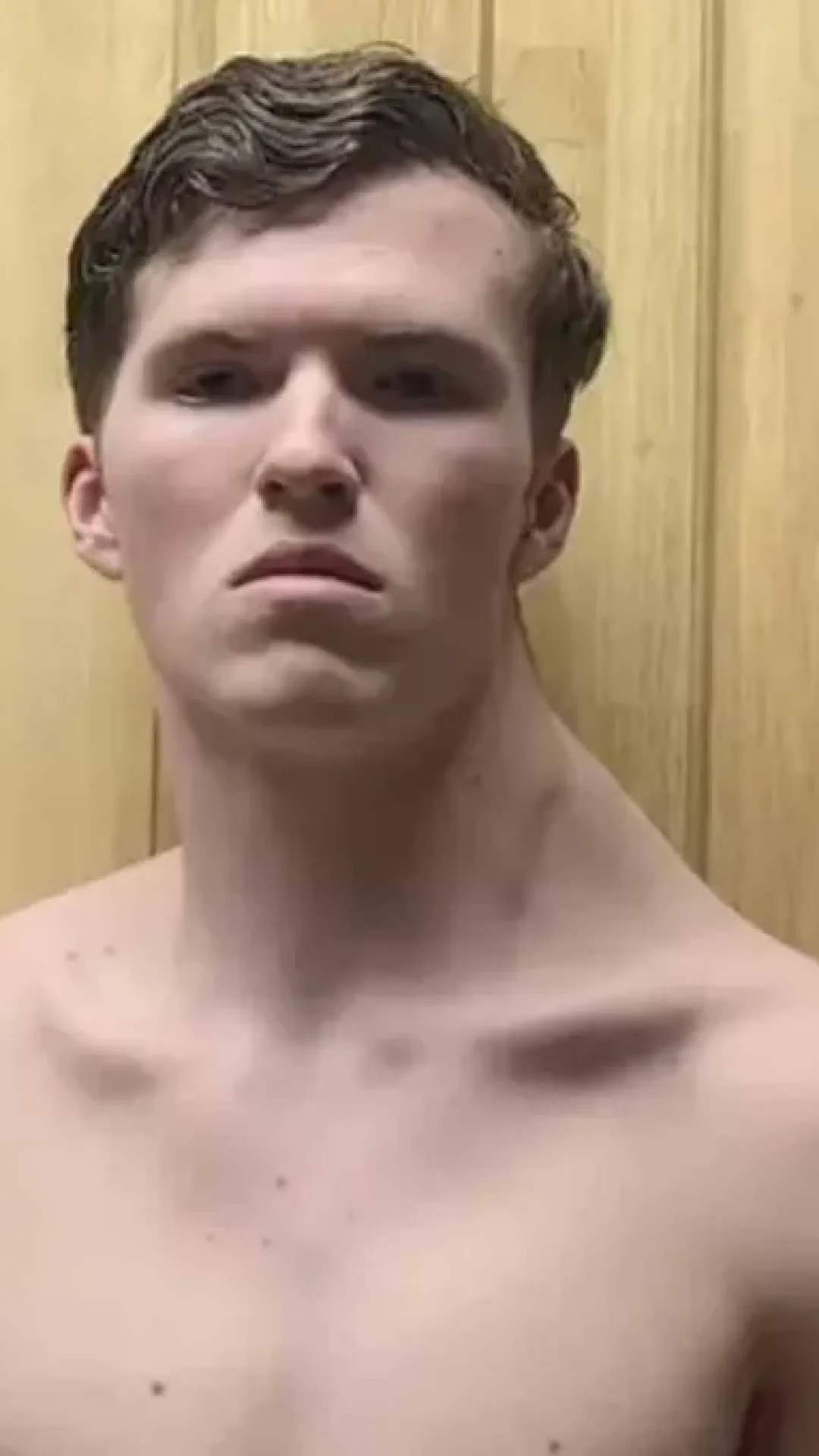Jovem já treina há 182 dias apenas um lado do corpo, e os resultados são bizarros