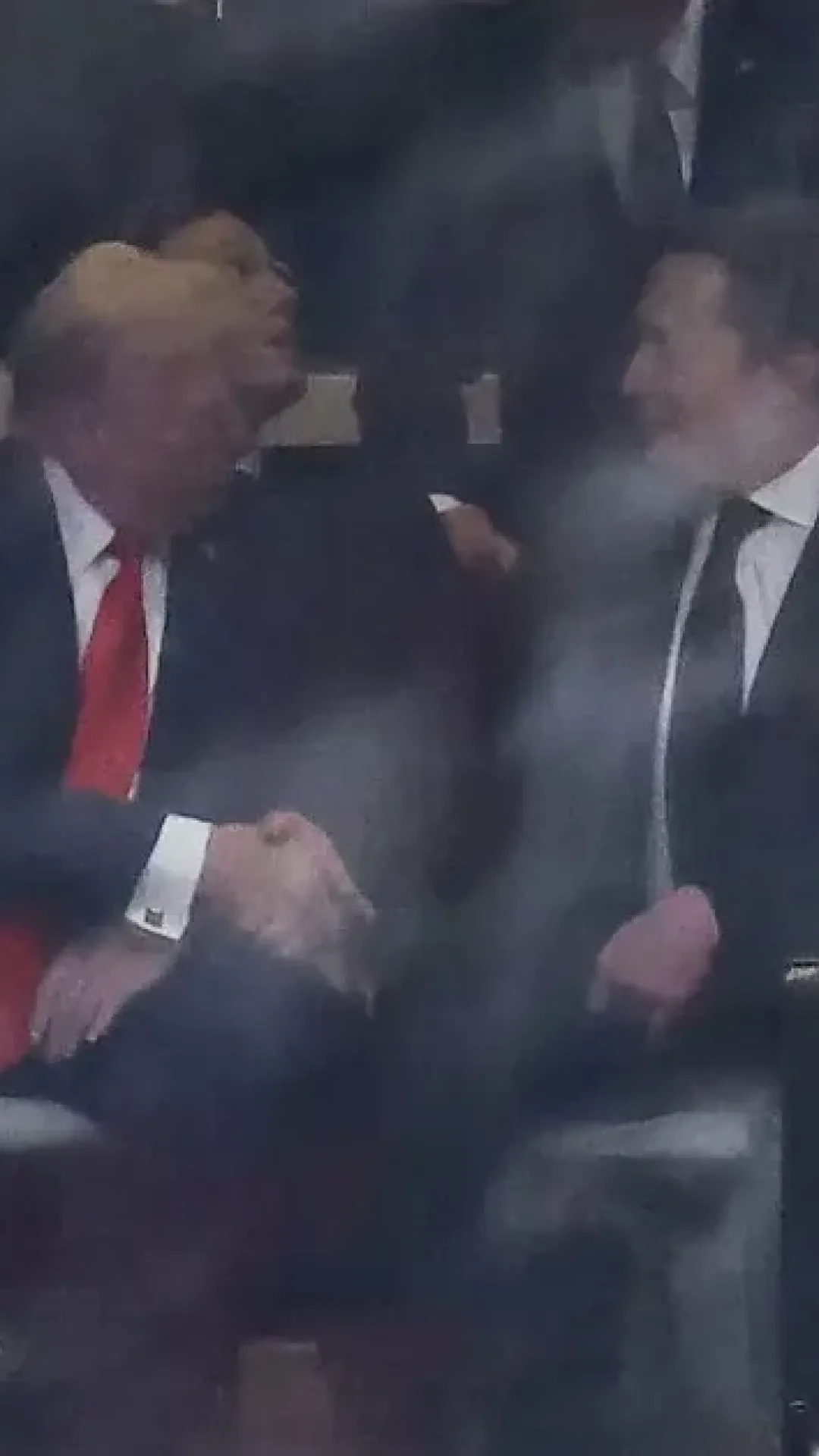 Leitor labial “revela” o que Trump realmente disse a Elon Musk no funeral de Charlie Kirk